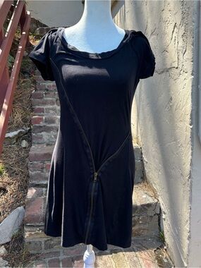 Romeo & Juliet Couture Black Short-Sleeve Mini Dress with Diagonal Zip